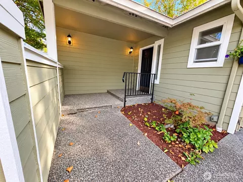 911 NW Leisure Ln, Bremerton, WA 98311