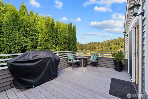 Exterior - 16231 Valhalla Dr, Bothell, WA 98011 photo 3 of 8