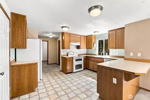 Kitchen - 25517 35th Ave E, Spanaway, WA 98387 photo 1 of 2
