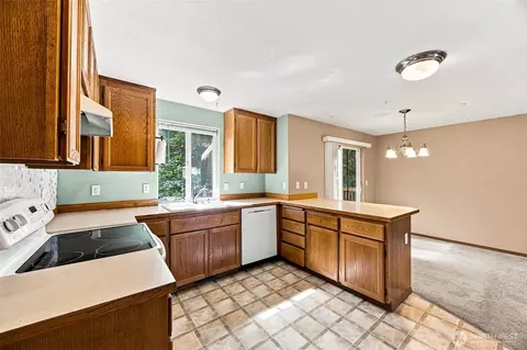 Kitchen - 25517 35th Ave E, Spanaway, WA 98387 photo 2 of 2