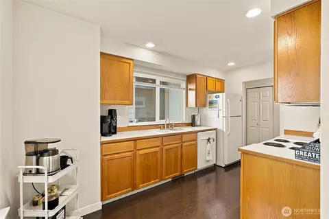 Kitchen - 5822 14th Dr W #B, Everett, WA 98203 photo 2 of 2