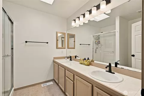 Bath - 5822 14th Dr W #B, Everett, WA 98203 photo 2 of 3