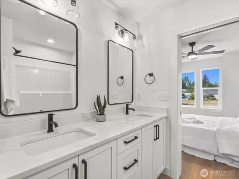 Bath - 817 Olympic Blvd #B, Everett, WA 98203 photo 3 of 4