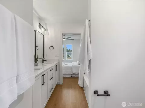 Bath - 817 Olympic Blvd #B, Everett, WA 98203 photo 2 of 4