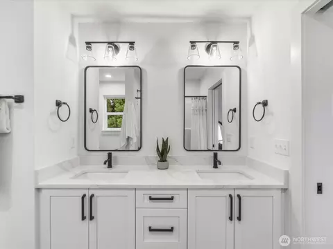 Bath - 817 Olympic Blvd #B, Everett, WA 98203 photo 4 of 4