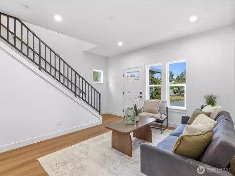 Living - 817 Olympic Blvd #B, Everett, WA 98203 photo 4 of 4