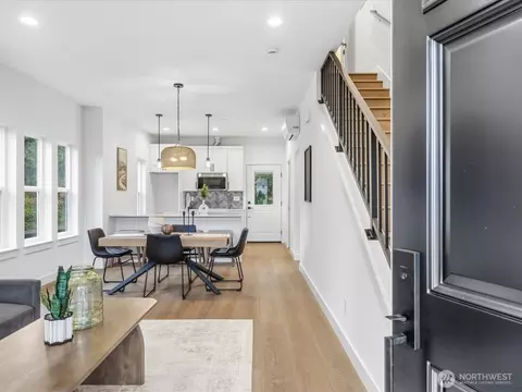 Entry Way - 817 Olympic Blvd #B, Everett, WA 98203 photo 1 of 3
