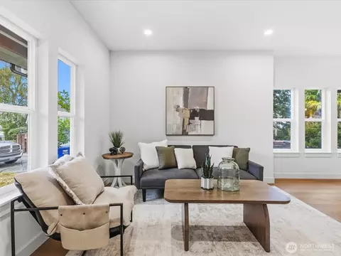 Living - 817 Olympic Blvd #B, Everett, WA 98203 photo 3 of 4