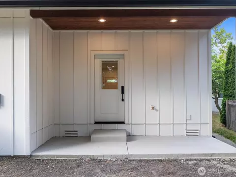 Exterior - 817 Olympic Blvd #B, Everett, WA 98203 photo 3 of 8