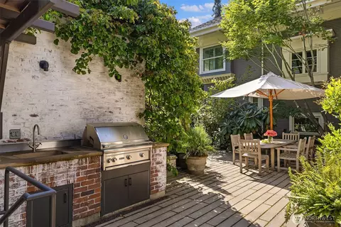 Exterior - 1065 Summit Ave E, Seattle, WA 98102 photo 4 of 6