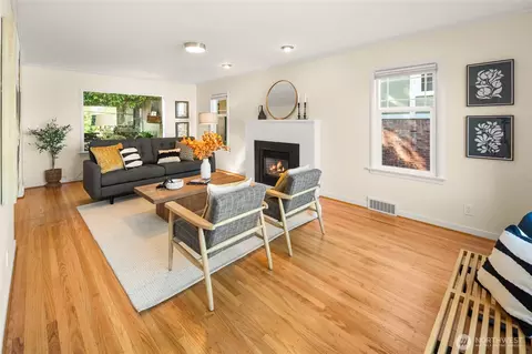 Living - 3205 E Pine St, Seattle, WA 98122 photo 1 of 5