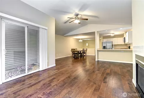 Living - 13700 56th Ave SE, Everett, WA 98208 photo 2 of 4