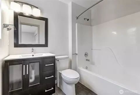 Bath - 13700 56th Ave SE, Everett, WA 98208 photo 2 of 3