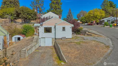 319 E Bartlett Ave, Omak, WA 98841