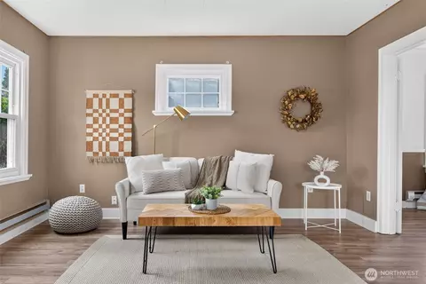 Living - 1711 24th St, Everett, WA 98201 photo 1 of 4