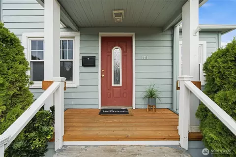 Entry Way - 1711 24th St, Everett, WA 98201 photo 1 of 2