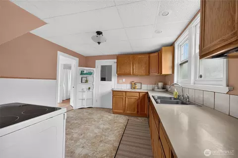 Kitchen - 1711 24th St, Everett, WA 98201 photo 2 of 4