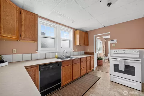 Kitchen - 1711 24th St, Everett, WA 98201 photo 4 of 4