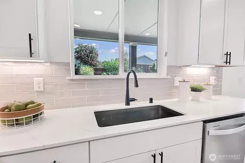 Kitchen - 1159 Williams Pl, Enumclaw, WA 98022 photo 6 of 6