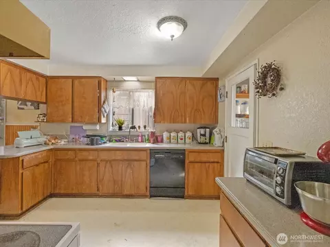 Kitchen - 2407 Everett Ave, Everett, WA 98201 photo 4 of 5
