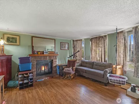 Living - 2407 Everett Ave, Everett, WA 98201 photo 2 of 2