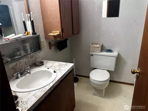 Bath - 2407 Everett Ave, Everett, WA 98201 photo 2 of 2