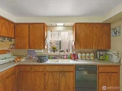 Kitchen - 2407 Everett Ave, Everett, WA 98201 photo 3 of 5