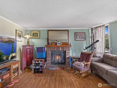 Living - 2407 Everett Ave, Everett, WA 98201 photo 1 of 2
