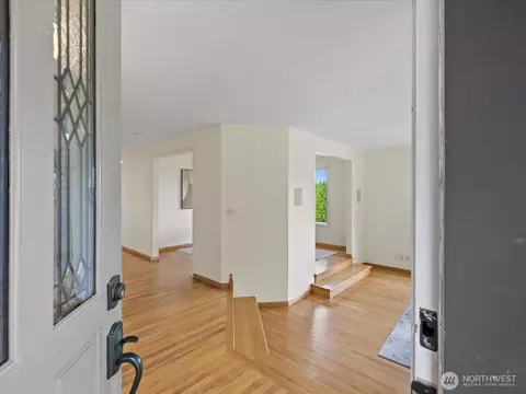Entry Way - 5032 Narbeck Ave, Everett, WA 98203 photo 1 of 2