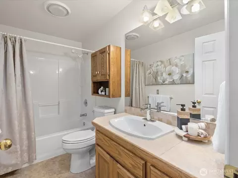 Bath - 5032 Narbeck Ave, Everett, WA 98203 photo 2 of 5