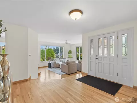 Entry Way - 5032 Narbeck Ave, Everett, WA 98203 photo 2 of 2