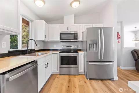 Kitchen - 25513 33rd Ave E, Spanaway, WA 98387 photo 3 of 4
