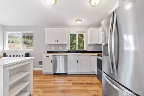 Kitchen - 25513 33rd Ave E, Spanaway, WA 98387 photo 2 of 4