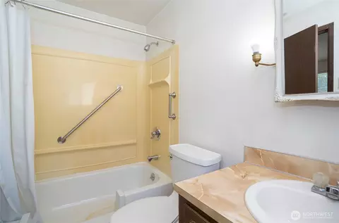 Bath - 2513 Cedar St, Everett, WA 98201 photo 4 of 4