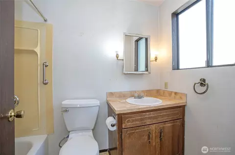 Bath - 2513 Cedar St, Everett, WA 98201 photo 3 of 4