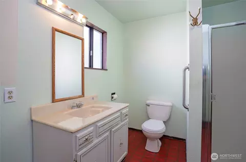 Bath - 2513 Cedar St, Everett, WA 98201 photo 2 of 4