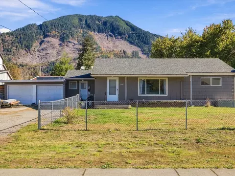 660 Sauk Ave, Darrington, WA 98241