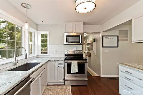 Kitchen - 2871 Initial Ave, Enumclaw, WA 98022 photo 2 of 3