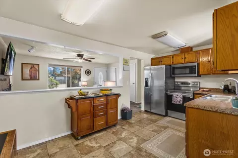 Kitchen - 19408 9th Ave E, Spanaway, WA 98387 photo 2 of 2