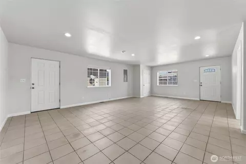 Living - 424 S 7th Ave, Walla Walla, WA 99362 photo 4 of 4