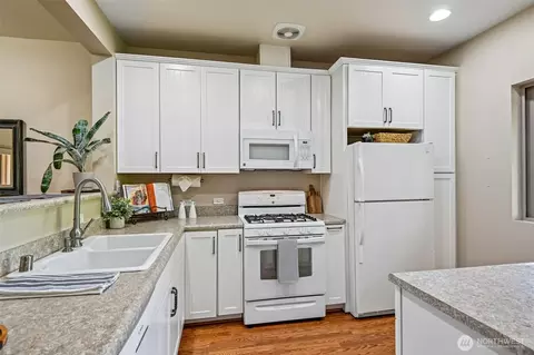 Kitchen - 27527 SE 467th Pl, Enumclaw, WA 98022 photo 2 of 4