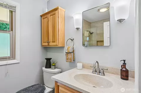 Bath - 27527 SE 467th Pl, Enumclaw, WA 98022 photo 1 of 3