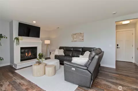 Living - 709 Victor St, Enumclaw, WA 98022 photo 2 of 2