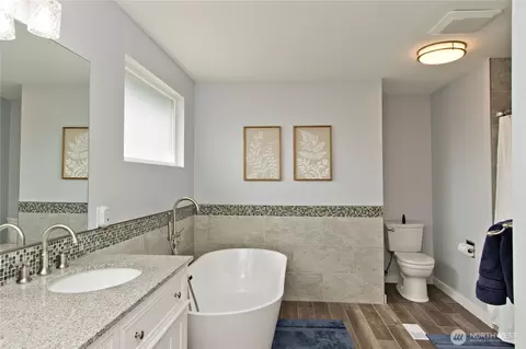 Bath - 709 Victor St, Enumclaw, WA 98022 photo 3 of 5