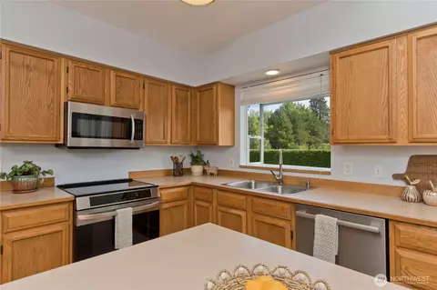 Kitchen - 709 Victor St, Enumclaw, WA 98022 photo 3 of 5