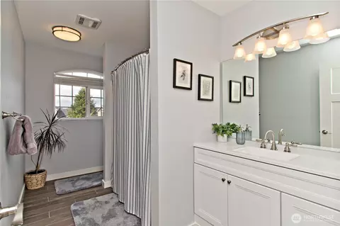 Bath - 709 Victor St, Enumclaw, WA 98022 photo 2 of 5