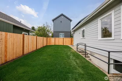 Exterior - 2018 Oakes Ave, Everett, WA 98201 photo 7 of 11