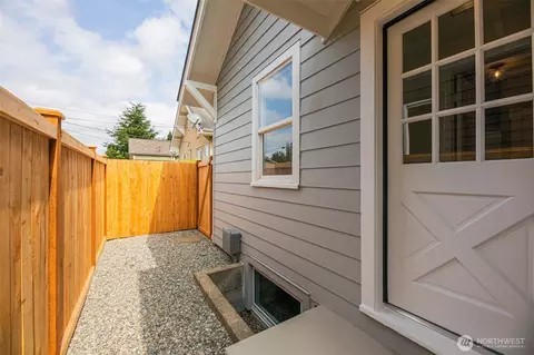 Exterior - 2018 Oakes Ave, Everett, WA 98201 photo 3 of 11