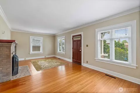 Living - 2020 Lombard Ave, Everett, WA 98201 photo 1 of 4