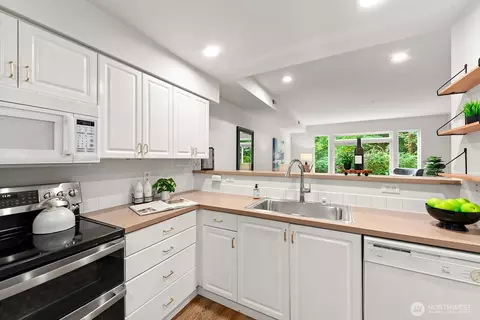 Kitchen - 21616 9th Ave SE #C105, Bothell, WA 98021 photo 4 of 5
